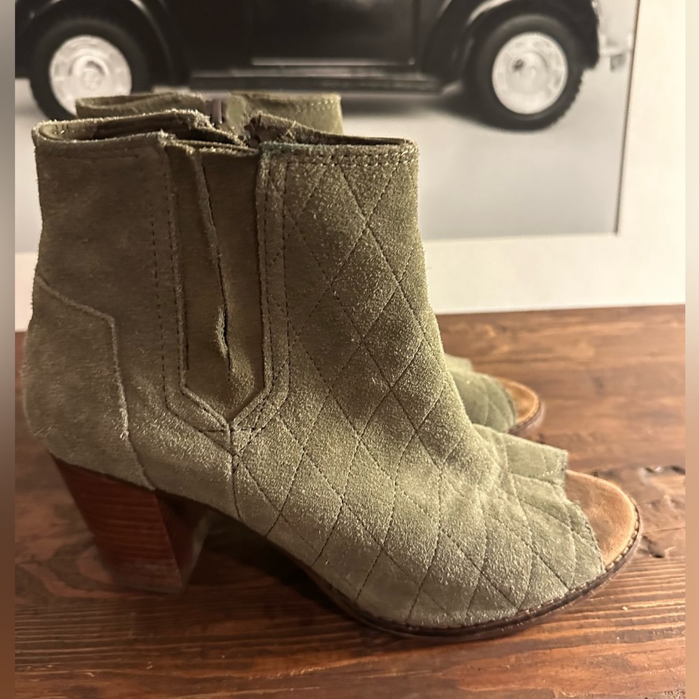 Toms Women’s Ankle Booties Olive Green Side Zip‎ Peep Toe Block Heel Sz 8